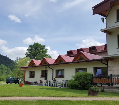 Oświetlony bufet w sali